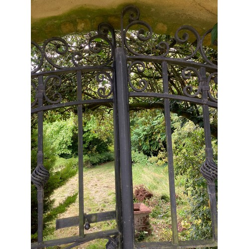 1090 - A tall pair of good quality contemporary garden gates, 215 x 196cm.

From the collection of a privat... 