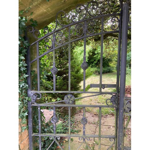 1090 - A tall pair of good quality contemporary garden gates, 215 x 196cm.

From the collection of a privat... 