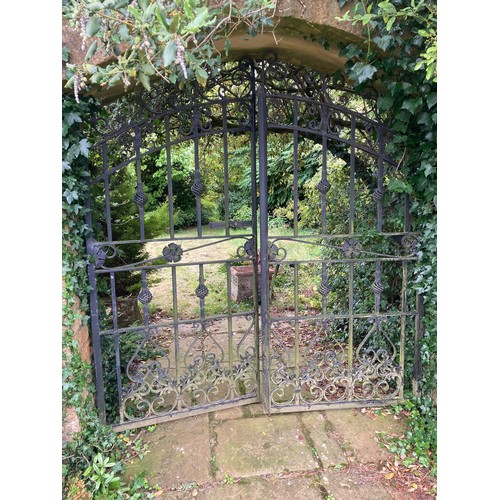 1090 - A tall pair of good quality contemporary garden gates, 215 x 196cm.

From the collection of a privat... 