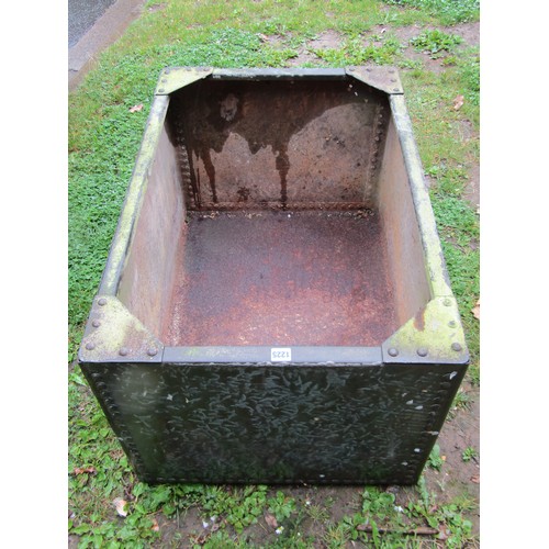 1225 - Rectangular galvanised steel water tank with pop-riveted seams. 50cm H x 92 L x 61 W