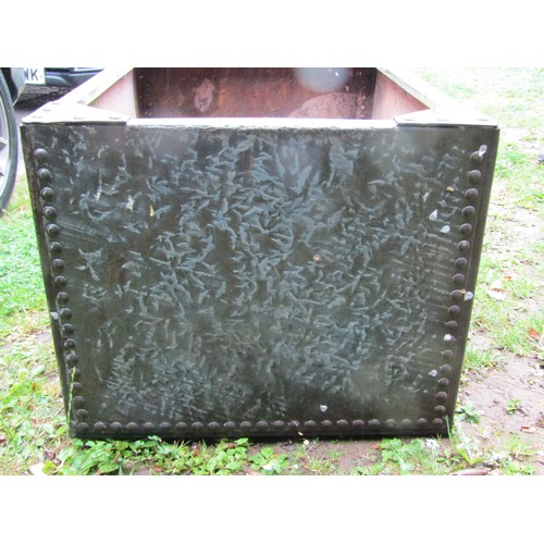 1225 - Rectangular galvanised steel water tank with pop-riveted seams. 50cm H x 92 L x 61 W