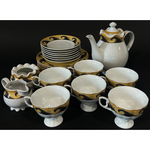 148 - A quantity of contemporary Royal Doulton 'Wedge-wood' pattern tea and dinner wares comprising seven ... 