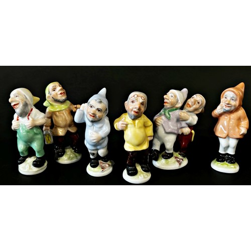 34 - A Royal Dux group - Snow White and the Seven Dwarves, 21cm high and smaller (7)