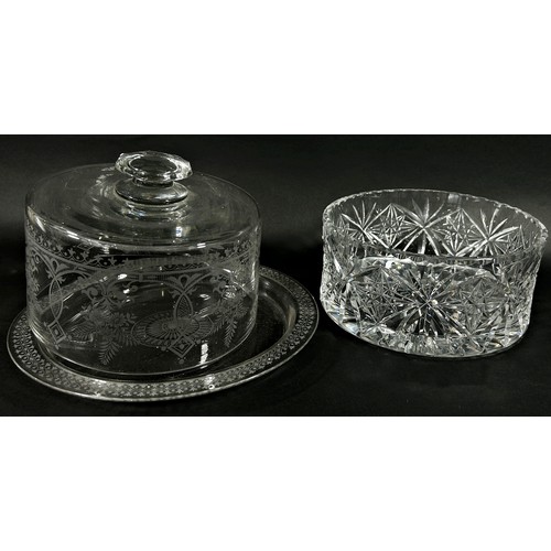 195 - A large selection of good quality crystal cut glass ware, including glasses, sundae bowls, an ice bu... 