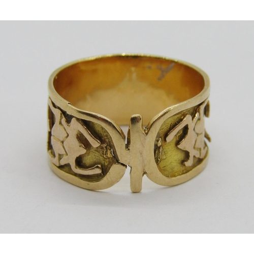 298 - Yellow metal band ring with applied Egyptian hieroglyphic decoration, size M, 3g (af)