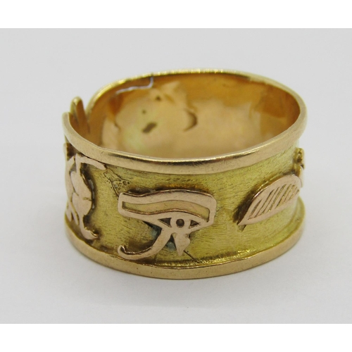 298 - Yellow metal band ring with applied Egyptian hieroglyphic decoration, size M, 3g (af)