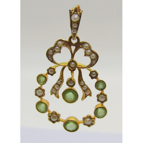 321 - Edwardian 9ct garland design pendant set with peridot and seed pearls, 3.9cm L approx, 2.7g