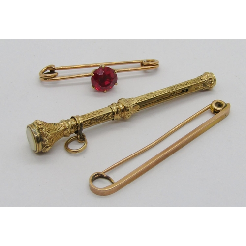 327 - Group of antique jewellery comprising a 9ct claw set topaz brooch, 2.2g, a 19th century yellow metal... 