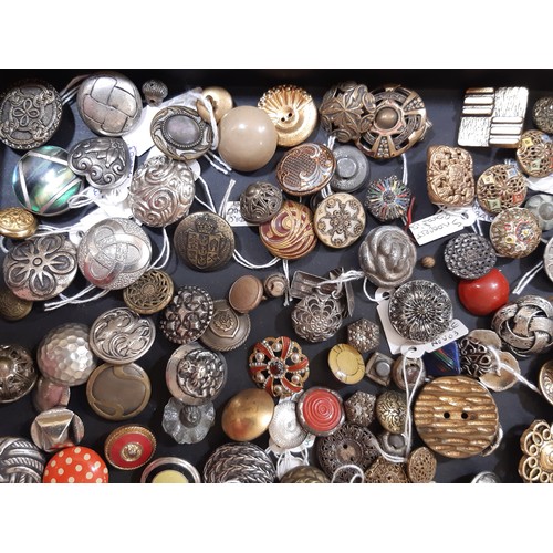 721 - A collection of decorative buttons, mainly 19th-20th century metal including filigree style, Arts & ... 