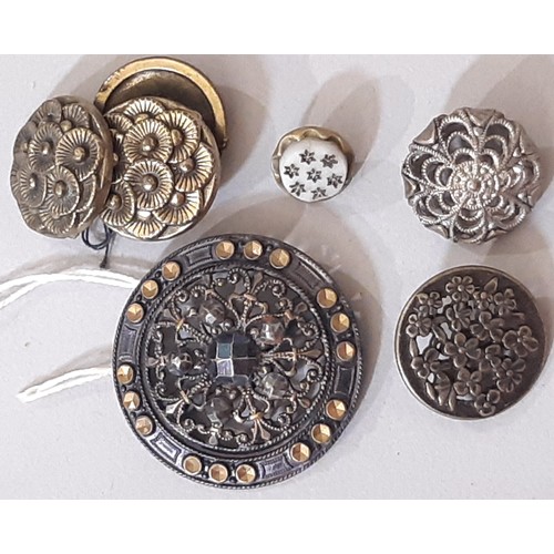 721 - A collection of decorative buttons, mainly 19th-20th century metal including filigree style, Arts & ... 