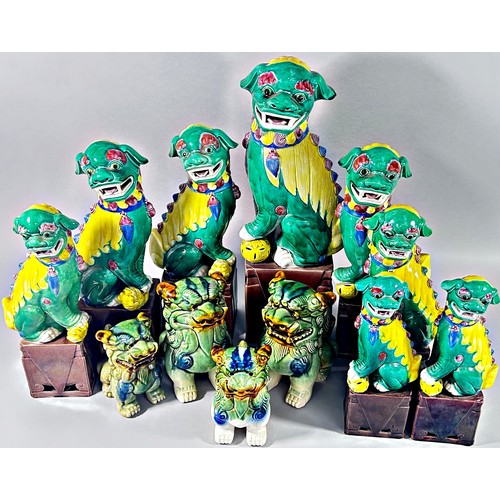 103 - Twenty six ceramic Dogs of Fo, various sizes and models principally in a green colourway, 46cm and s... 