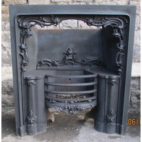 1118 - A good quality Victorian cast iron fire insert, with pierced scrolled and foliate borders, 96cm high... 