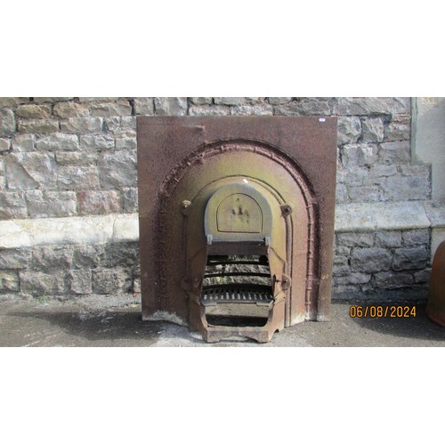 1127 - A Victorian cast iron fire insert, with moulded arched borders, 91 x 87cm.