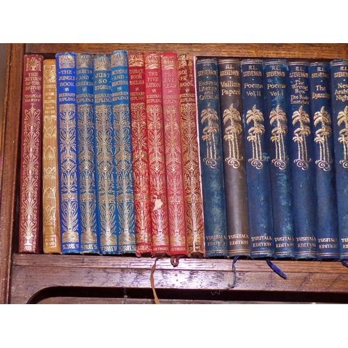 617 - A desk top bookcase featuring works by R L Stevenson and Rudyard Kipling among others (28) early 20t... 