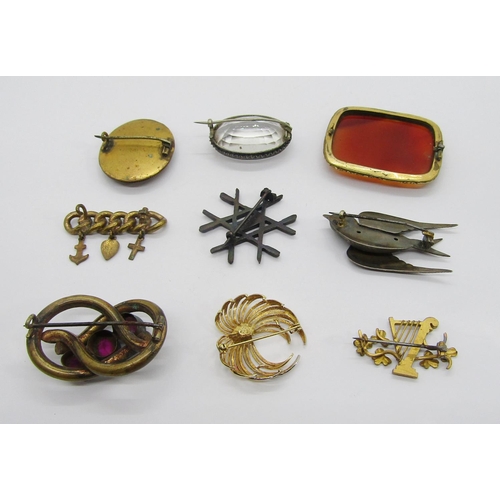 353 - Vintage 9ct bi-colour brooch, maker 'EJ', 3.7g, together with a further selection of antique costume... 