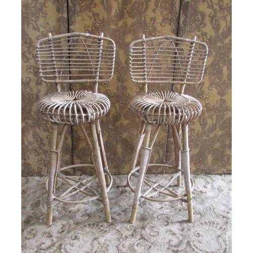 1178 - A pair of high woven bar/counter stools/chairs, 101cm high