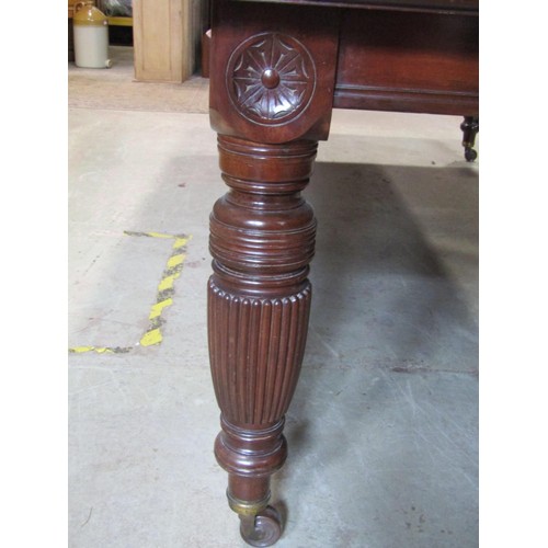 1244 - A good quality Victorian mahogany extending dining table raised on four turned and fluted supports, ... 