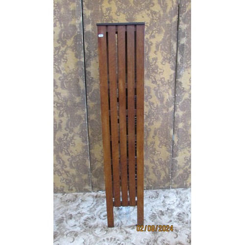 1284 - A small oak bank of shelves in the Arts & Crafts style, 137cm high, 38 x 27cm.