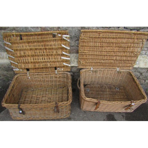 1288 - Two old large country house wicker hampers, one with rope carrying handles (2)