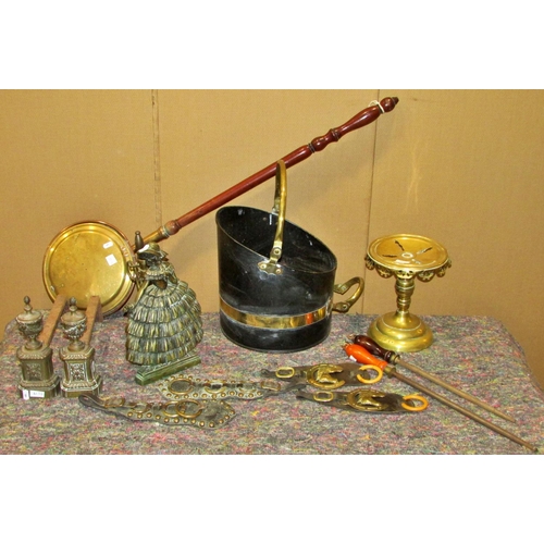 1157 - Mixed antique domestic copper and brass to include a brass fireside fender, small fireside companion... 