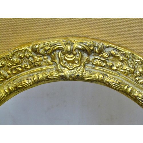 1411 - An oval gilt framed wall mirror, 90 x 64 cm