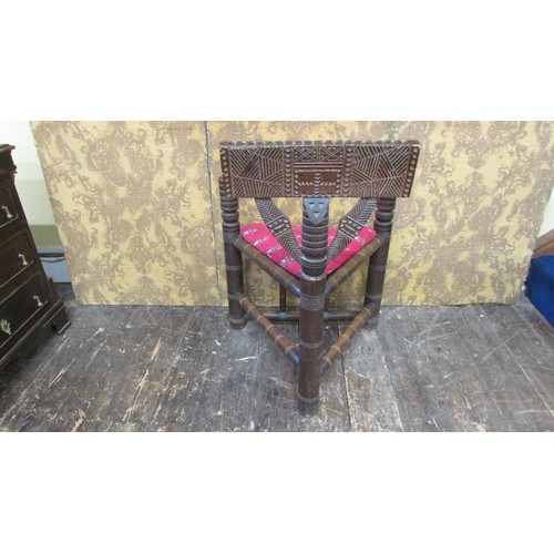 1516 - An antique oak turner's chair of usual form, with carved and ringed detail, supporting a triangular ... 