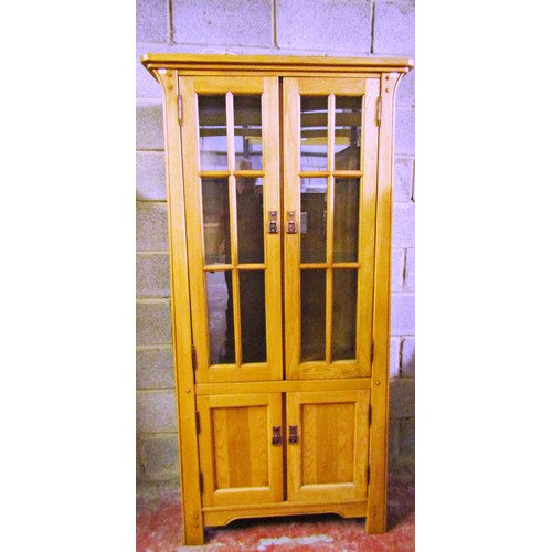 1553 - A contemporary light oak Arts & Crafts style freestanding corner or alcove cabinet, enclosed  by two... 