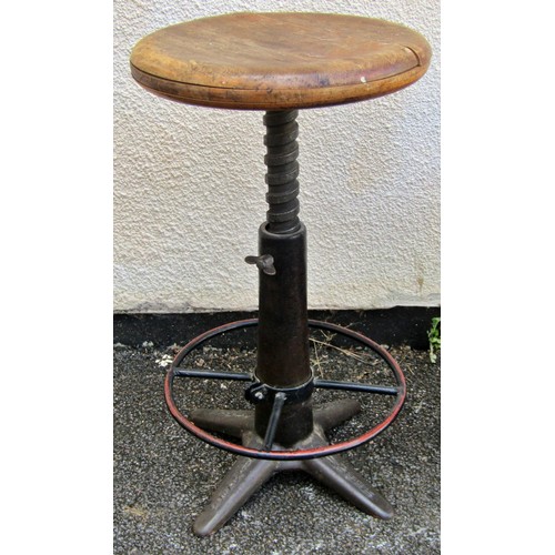 1554 - A pair of vintage industrial Singer cast iron stools, with polished timber seats and adjustable thre... 