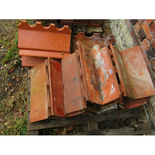 1036 - Architectural salvage - Twelve reclaimed terracotta ridge tiles with repeating pattern, together wit... 