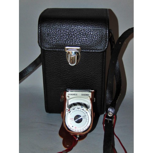 562 - A collection of vintage and late 20th century camera accessories including light metres, filters, fl... 