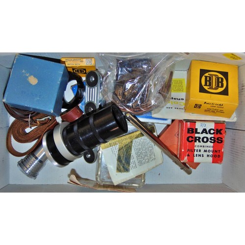 562 - A collection of vintage and late 20th century camera accessories including light metres, filters, fl... 