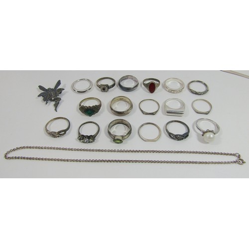 365 - Mixed lot of contemporary silver jewellery to include a peridot cluster ring, a rainbow moonstone pe... 