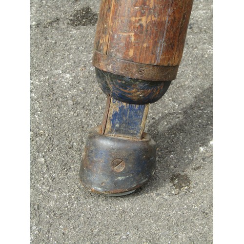 1434 - An early 20th century school gym pommel horse with adjustable horse hoof type supports supports, mak... 