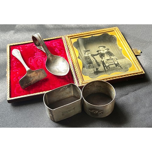 278 - A small miscellaneous collection to include silver napkin rings, baby’s food pusher and spoon and Vi... 