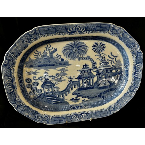 88 - A 19th Century pearlware meat plate, with chinoiserie detail, 43cm diameter