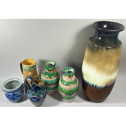 109 - A mixed group 19th Century and later blue and white and other porcelain/pottery to include a large W... 