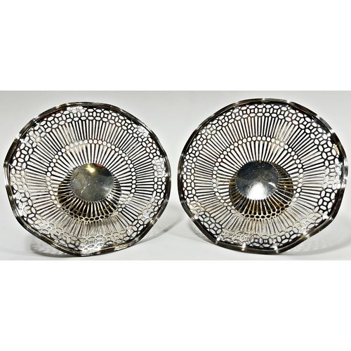 252 - A pair of Mappin & Webb silver sweet meat dishes with filigree bowl, Birmingham 1911, 12.5 cm diamet... 