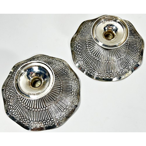 252 - A pair of Mappin & Webb silver sweet meat dishes with filigree bowl, Birmingham 1911, 12.5 cm diamet... 