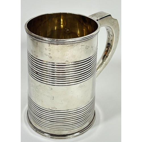 257 - A Georgian silver tankard, Edinburgh 1806, makers John McDonald, 16 cm high, 10 cm diameter, 23 ozs ... 