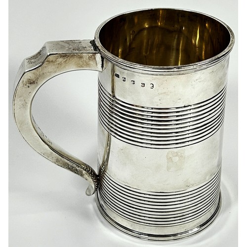 257 - A Georgian silver tankard, Edinburgh 1806, makers John McDonald, 16 cm high, 10 cm diameter, 23 ozs ... 