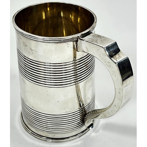 257 - A Georgian silver tankard, Edinburgh 1806, makers John McDonald, 16 cm high, 10 cm diameter, 23 ozs ... 