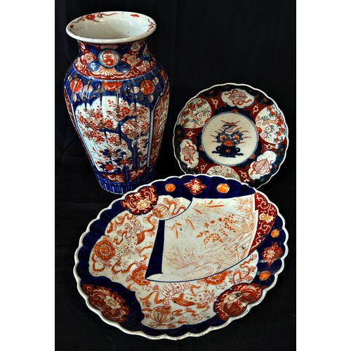 62 - A 19th century Imari baluster shaped vase and two dishes within shaped borders