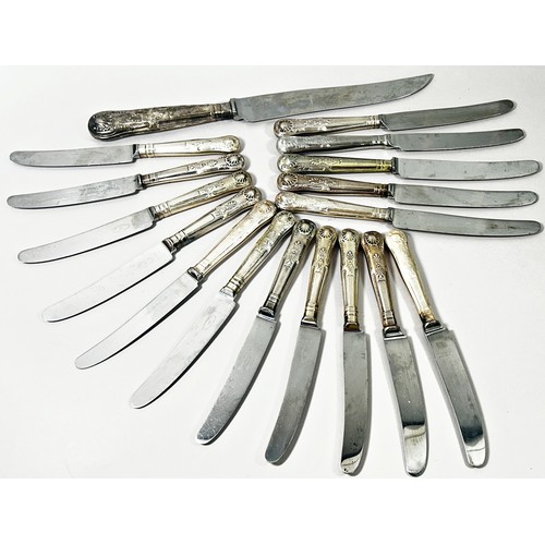 199 - A quantity of King’s pattern silver plated flatware consisting of twelve main forks, seventeen side ... 