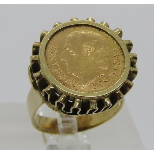 315 - Dos Y Medio Pesos gold coin dated 1945, set in a 14ct ring, size N, 7.6g