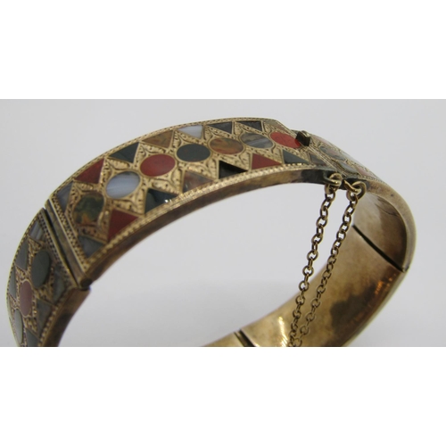 320 - Victorian Scottish yellow metal pebble bracelet, formed of five geometrically set agate panels, with... 