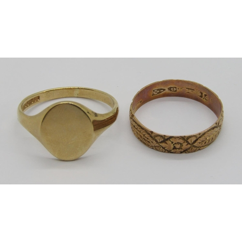 323 - Gents 9ct signet ring, size W and a decorative antique 9ct wedding ring, size T/U, 5.2g total (2)