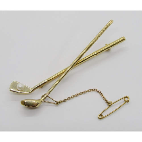 348 - 9ct twin golf club brooch set with a single pearl, maker Deakin & Francis, Birmingham 1968, 6cm H ap... 