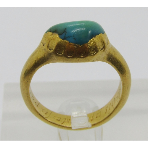 360 - Important 17th century yellow metal posie ring set with turquoise, inscription possibly relating to ... 