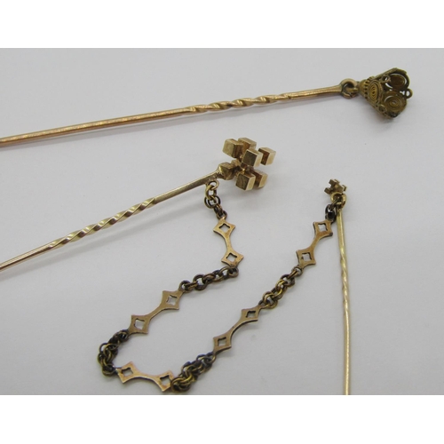 369 - Group of antique jewellery comprising a 9ct fine link chain necklace, an unusual yellow metal double... 