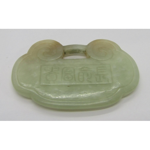 374 - 14k carved jade panel brooch depicting an exotic bird amidst foliage, stamped 'T.H. 585 14K' to reve... 